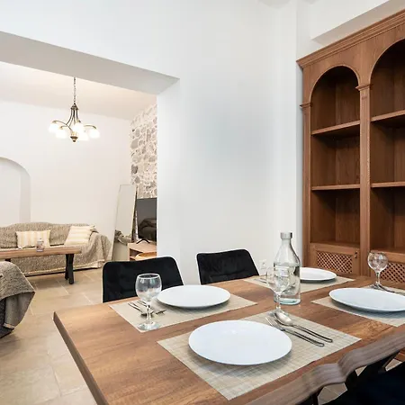 Neo Lithos Center & Port Apartment *