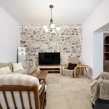 Neo Lithos Center & Port Apartment