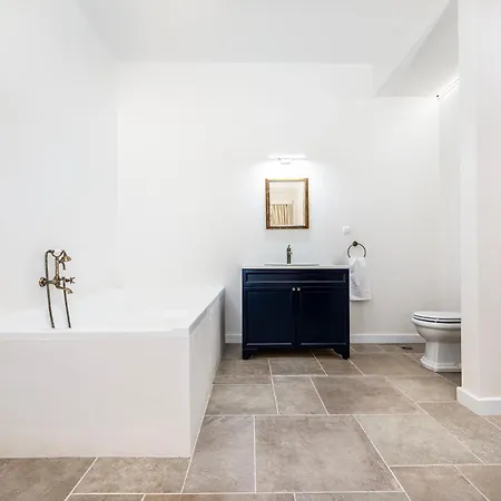 Neo Lithos Center & Port Apartment *