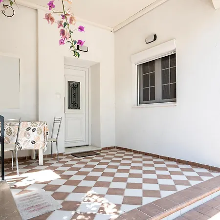 Neo Lithos Center & Port Apartment *